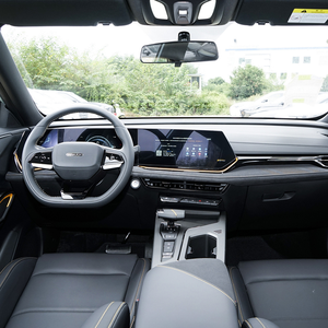 SUV Compact d'Occasion Turbo Sportif Essence Conduite à Gauche 2024 Automatique Sièges en Cuir Toit Ouvrant Panoramique Caractéristiques Modernes Vérifiées - Product Image 3