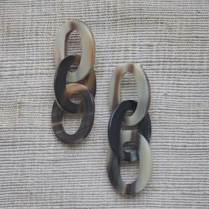 Boucles d'oreilles modernes faites à la main en corne de buffle écologiques pour un style de vie sain, meilleure qualité - Product Image 1