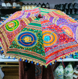 Sombrilla Rajasthani con estampado bandhani en rojo intenso, granate y amarillo, con trabajo decorativo en espejo, hecha a mano, disponible a precio de mayoreo - Product Image 2