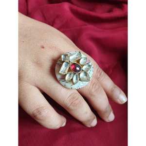 Bague de déclaration florale exquise Pierre précieuse rouge Bijoux artisanaux uniques pour les femmes Parfait pour les occasions spéciales et un usage quotidien - Product Image 2