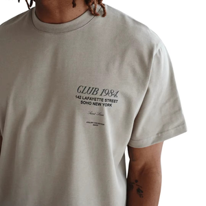 T-shirt beige surdimensionné pour hommes Impression minimale Streetwear élégant Mode décontractée Coupe ample T-shirt idéal pour les fournisseurs en gros - Product Image 5