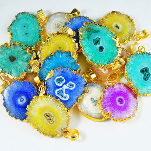 Colgante de oro galvanizado de cuarzo solar multicolor raro, colgante de rebanada de estalactita de diamante, lote de características encantadoras de piedras preciosas - Product Image 1