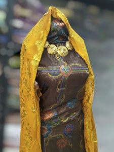 Robe de soirée somalienne de luxe en twill jacquard fransawi brun avec imprimé floral coloré et châle doré pour mariage - Product Image 2