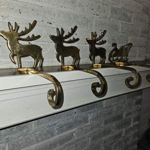 Elegante muñeco de nieve metal calcetín de Navidad para chimenea hermosa decoración gancho resistente acento de vacaciones clásico - Product Image 5