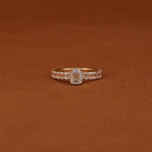 Anillo de compromiso de diamante cultivado en laboratorio de corte esmeralda de lujo chapado en oro de 18 quilates, joyería de boda de moda para mujer, pavé de diamante lateral IGI - Product Image 1