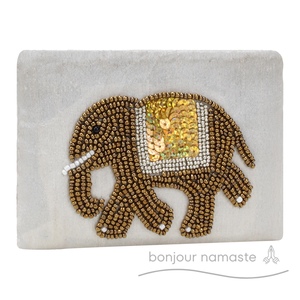 Portamonete con perline di elefante lavorato a mano guscio d'uovo bianco con ricamo artigianale accessorio da donna sostenibile - Product Image 1
