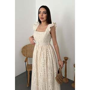 Robe beige brodée en dentelle - Beige - Product Image 3
