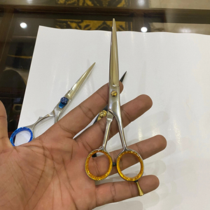 กรรไกรตัดผมสแตนเลสตรงคม สำหรับร้านทำผมมืออาชีพ คุณภาพดี ราคาถูก หลายแบบ - Product Image 3