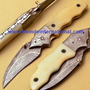 Cuchillo plegable de acero de Damasco y refuerzo grabado en latón Cuchillo plegable de bolsillo hecho a mano - Product Image 6