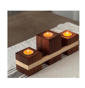 Hermoso portavelas de madera natural que proporciona una iluminación cálida y suave, mientras añade una encantadora textura de grano a los interiores del hogar. - Product Image 5