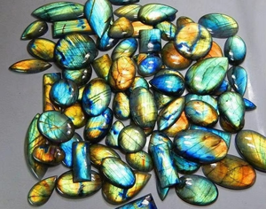 Lot de pierres précieuses de labradorite naturelle Multifire Vente en gros de pierres de labradorite CABOCHON Tailles mixtes et traitement poli - Product Image 1