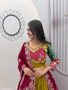 Conjunto de falda Lehenga tradicional india con diseño de bloques de color y dupatta estampada para uso festivo en bodas. - Product Image 4