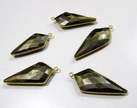 Colgante de Pirita Natural Hecho a Mano de Alta Calidad, Facetado en Forma de Punta de Flecha de 15x35mm, Conector con Aro Individual y Bisel de Latón Dorado