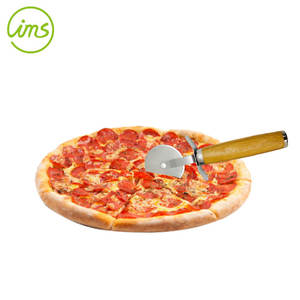 Rueda rebanadora de pizza de acero inoxidable con logotipo personalizado con mango de Bambú - Product Image 4