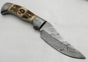 Cuchillo de caza profesional de acero de Damasco hecho a mano personalizado de alta calidad con cuchillo de mango de cuerno con Funda de cuero puro. - Product Image 3