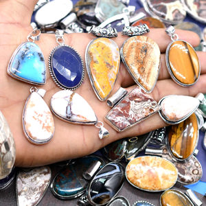 Vente en gros de pendentifs multi-pierres plaqués argent sterling 925, lot de pendentifs boho en cristal naturel, bijoux en laiton pour chrétiens - Product Image 1