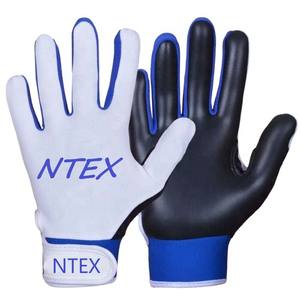 Gants de football gaélique en latex allemand - Confortables et respirants, conception de logo personnalisée, meilleure adhérence pour les sports de plein air - Product Image 3
