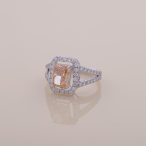 Anillo de oro amarillo y blanco de 9K con halo de diamantes amarillos de corte radiante de 2.43CT y tallo dividido - Product Image 6