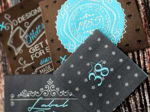 Etiquetas de impresión de prendas de vestir de seda satinada de poliéster con pliegue final de logotipo tejido personalizado hecho en fábrica para marcas de ropa - Product Image 2