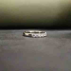 Bague demi-éternité classique tendance en acier inoxydable avec moissanite sertie clos, plaquée or 18 carats, certifiée IGI, unisexe, pour usage quotidien - Product Image 3