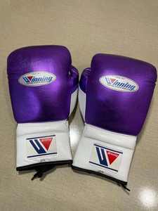 Gants de boxe MMA à doigts entiers en cuir à lacets, design OEM, légers, imperméables, évacuant l'humidité, couleur violet et blanc - Product Image 2