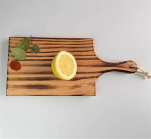 Tabla de Cortar de Madera de Alta Calidad con Mango, Apta para Alimentos, Madera Natural, Tabla de Preparación y Servicio de Cocina con un Elegante Estilo Rústico - Product Image 3