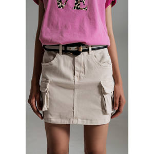 Mini-jupe cargo décontractée en jean beige, style streetwear estival, coupe droite, avec décoration à franges et technique délavée - Product Image 5