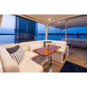 Lancha Motora Usada Mjm 53z 2020, Casco de Fibra de Vidrio, Motor a Gasolina, 10.5m - Product Image 1