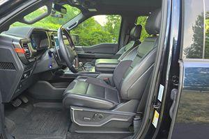 Auto Usado Confiable, Ford F-150 Raptor 2024, Motor V6 Twin-Turbo de 450 hp - Product Image 3