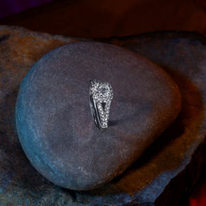 Anillo solitario Daze El diseño elegante y moderno es perfecto para cualquier ocasión, añadiendo un toque de glamour a tu look. - Product Image 2