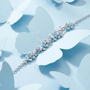 สร้อยข้อมือประดับจี้รูปดอกไม้และผีเสื้อเรืองแสง Jeulia - Product Image 5