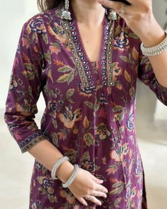 Top venta de moda de lujo con estampado floral cuello en V diario y fiesta de oficina especial nuevo algodón indio Kurti para mujeres precio bajo - Product Image 2