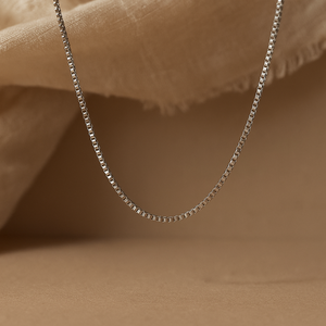 Collier chaîne à maillons en titane plaqué or avec diamants et perles, idéal pour les occasions religieuses, classiques ou comme cadeau. - Product Image 3