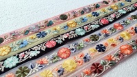 Fait sur mesure sur un tissu en filet blanc avec plusieurs lacets brodés de fil de couleur pour l'embellissement des vêtements de 1 pouce