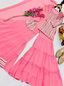 Nouvel ensemble Sharara et Dupatta de soirée de créateur en rose avec broderie de sequins, tenue ethnique élégante pour les fêtes et les mariages - Product Image 6