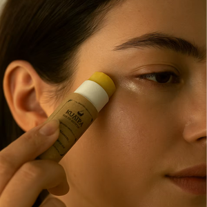 Stick Contour des Yeux Immortelle Lumiere Soin de Nuit Anti-Âge Hydratant au Rétinol et Acide Hyaluronique Anti-Rides Formulé par un Pharmacien - Product Image 1