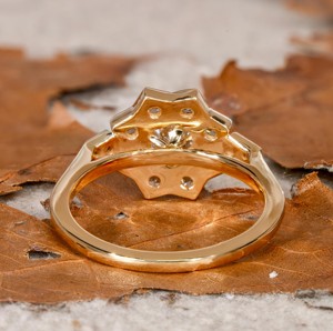 เครื่องประดับคุณภาพดีสไตล์อาร์ตเดคโคกำหนดเองสีเหลืองทองแลปสร้าง0.8ct เพชรกลมตัดหินแหวนหมั้นสำหรับผู้หญิง - Product Image 4
