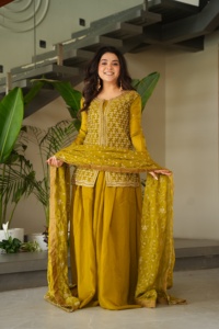 ชุดบอลลีวูดพร้อมลูกปัดปักลาย kurti sharara ผู้ผลิตแฟชั่นสำหรับผู้หญิงและซัพพลายเออร์จาก Surat - Product Image 2