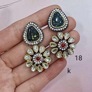 Boucles d'oreilles Kundan indiennes traditionnelles avec perles détaillant des bijoux ethniques de mariée pour les mariages et les festivals d'Inde - Product Image 2