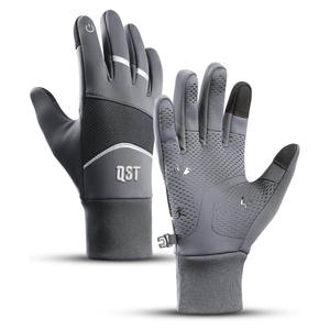 Gants de ski de sport avec logo personnalisé avec coque en cuir résistant à l'eau, tissu imperméable à pois en silicone antidérapant pour le snowboard - Product Image 1