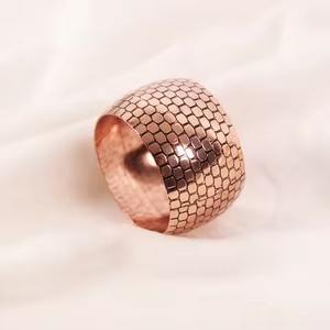 Anneau de serviette en métal doré brillant finition antique, fait à la main, poli, porte-serviettes pour la décoration de table de fête, pour utilisation au restaurant - Product Image 3