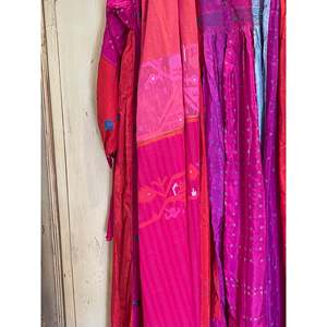 Bufanda JODHPUR 162 de Tela Jamdani Rosa con Detalles Translúcidos y Decoración Bordada - Product Image 2