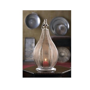 Lanterne décorative en métal de fer avec la conception rustique antique parfaite pour des décorations de maison de ferme et de pays - Product Image 1