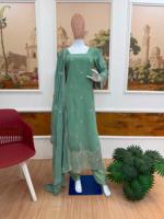 Ensemble prêt-à-porter en faux georgette avec broderies de designer, comprenant un haut, un pantalon et un dupatta.