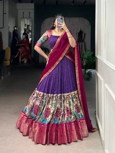 Estilo moderno Timeless PolyChanderi Lehenga con delicadas rayas ZariStripes mejoradas con impresiones KalamKari Productos de tendencia - Product Image 5