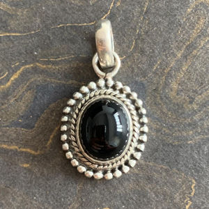 จี้ดีไซน์เนอร์ประดับพลอยออนิกซ์สีดำ งานแฮนด์เมด ชุบทองคำขาว โรเดียม และโรสโกลด์  แบบฝังขอบ  ดีไซน์สไตล์ศาสนา ประดับด้วยพลอยอเมทิสต์และมุก - Product Image 1