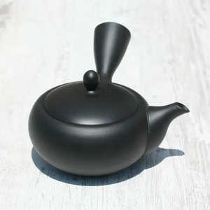 Théière Kyusu avec couvercle et poignée, noire, plate et ronde, en céramique Takasuke Kiln Tokoname, théière Kyusu noire, plate et ronde - Product Image 2