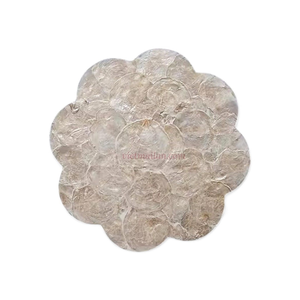 แผ่นรองจานทรงกลมทำจากเปลือกหอยคาปิซ ราคาโรงงาน จัดส่งโดยตรงสำหรับร้านค้าปลีกและแบรนด์ของตกแต่งบ้านจากเวียดนาม - Product Image 1