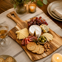 Planche à pain rectangulaire longue en bois d'acacia rustique avec poignée triangulaire découpée pour la cuisine, idéale pour servir du pain au levain artisanal et du fromage