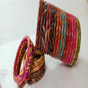 Bracelets en forme d'ancre personnalisés, en spirale torsadée, finition pailletée multicolore pour occasions festives, glamour, mariage et cadeaux - Product Image 1